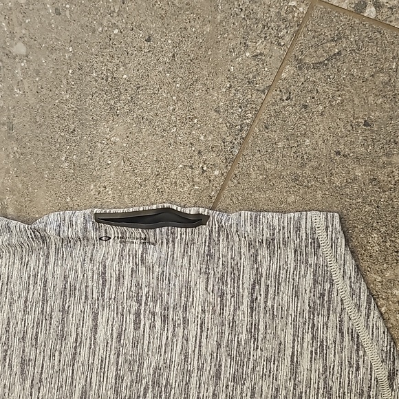 Oakley men's athletic shirt . 100% polyester. Hidden pocket. Size M. Reg fit - Picture 10 of 10